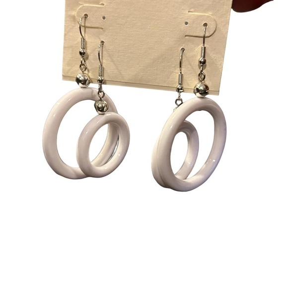 Stephan & Co. White a Retro Style White Double Pair Round Pierced Earrings - Picture 8 of 9